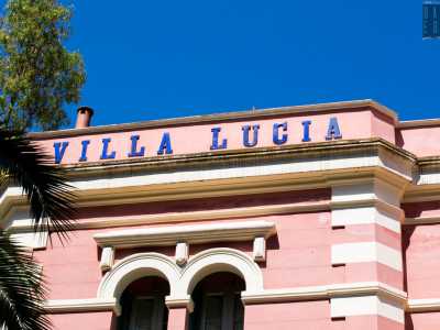 Nel 1930 fu il gioiese Giuseppe Lillo ad acquistarla e a �battezzarla� con il nome della moglie Lucia, le cui lettere svettano tuttora in color blu lapislazzulo sulla facciata rosa